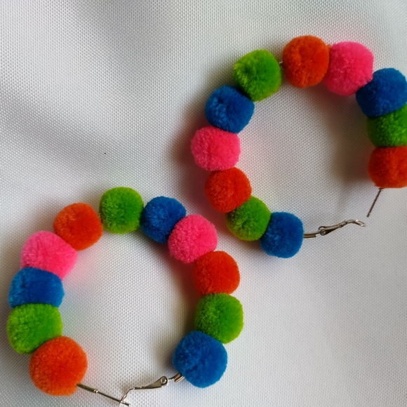 Pom pom hoop earrings - Picture 3 of 4